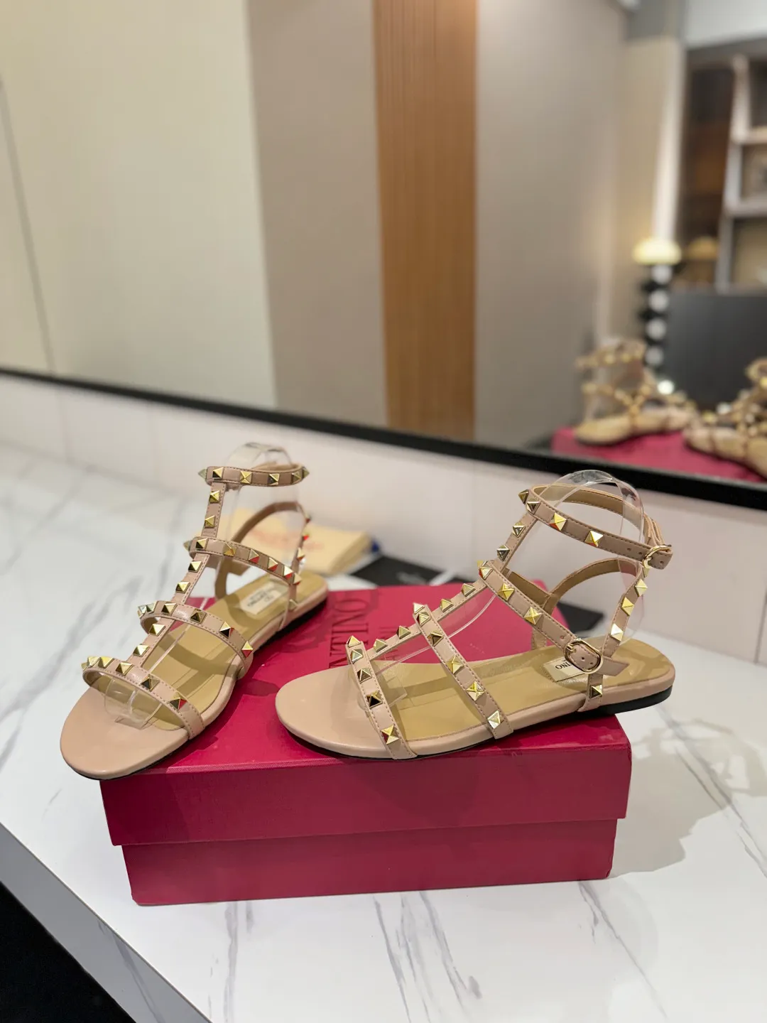 👟👟Ex-factory price 520👟👟 Valentino/Valentino rivet VT classic ankle-wrap rivet sandals, timeless 🆕 deeply rooted in people's hearts❤️A must-have item that never goes out of style🫰top replica! The side curves are perfect, the original molded custom-made rust-free rivets, and the textured hardware bring out a full sense of high-end, giving you a genuine foot feel! The first choice for high-end customers❤️ [Material] Upper: Original imported customized cowhide Inner lining: Original imported goatskin Outsole: Imported pearlescent leather outsole Code number: 35-39 [34, 40, 41, 42 are custom-made and cannot be returned or exchanged]